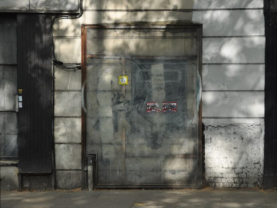 Londra'da bir duvara yapılmış Banksy imzalı grafiti