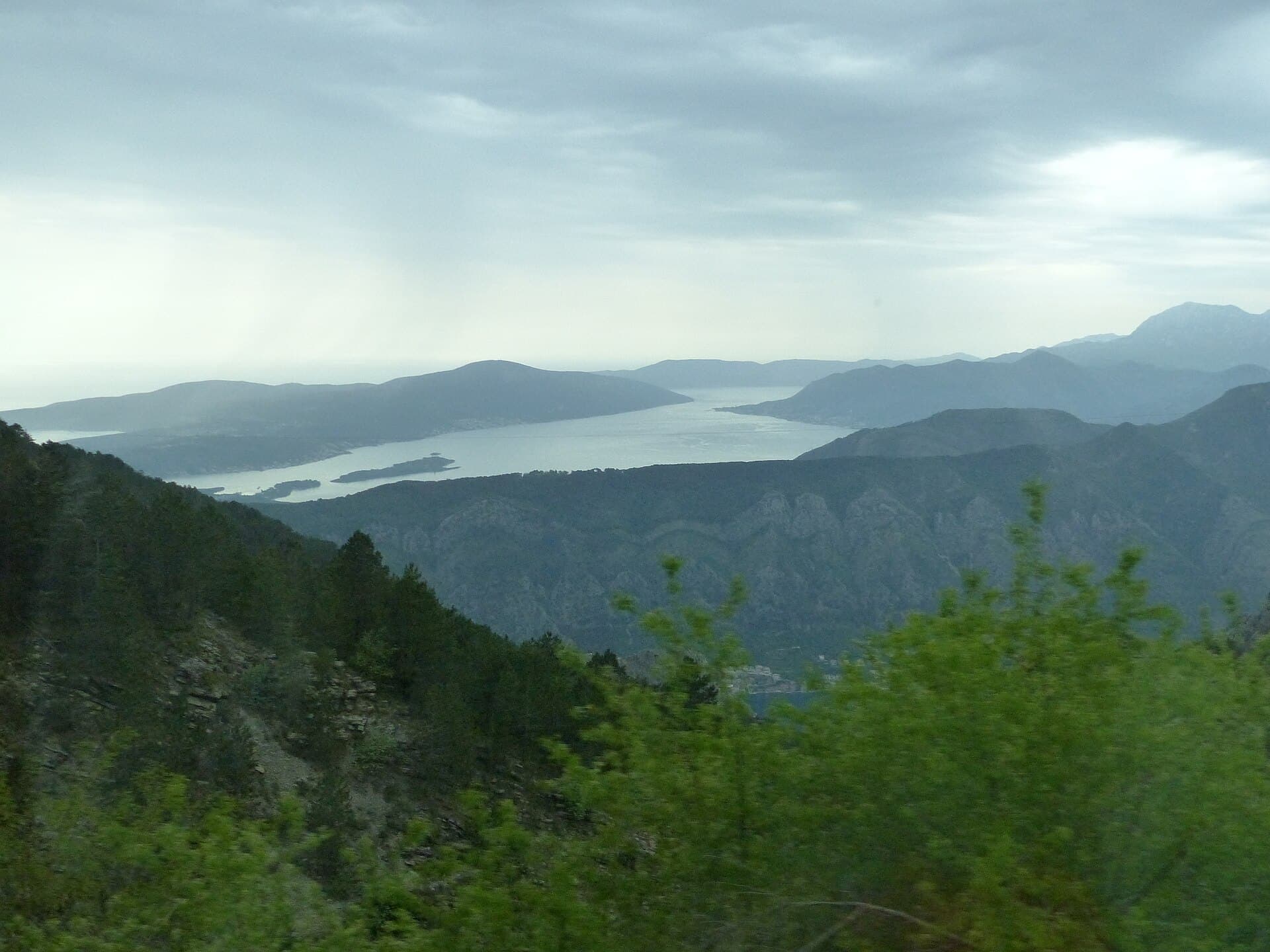 Karadağ'da Kotor Körfezi ve çevresindeki dağlar