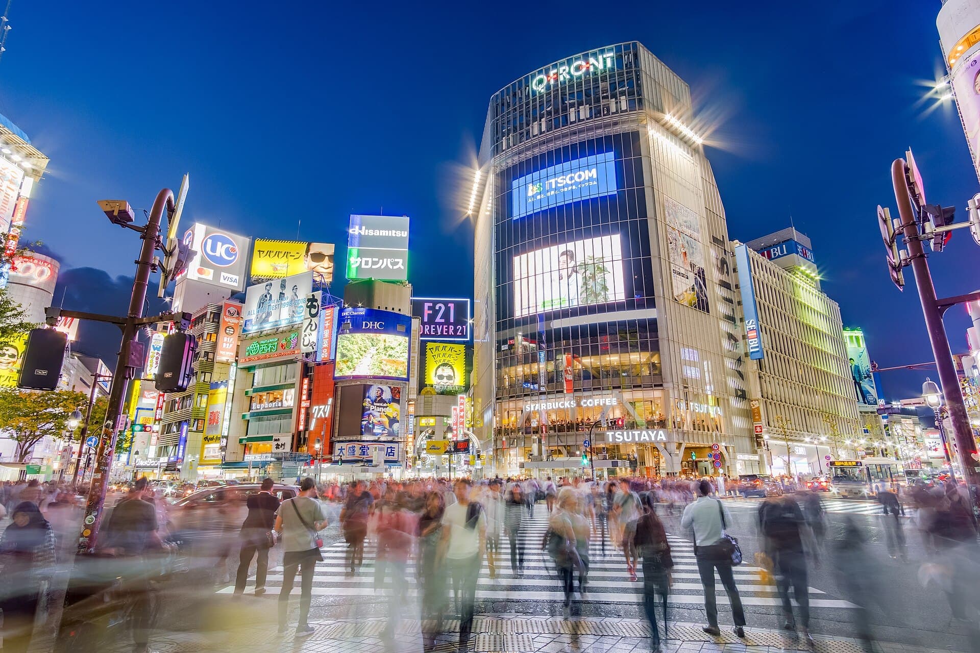 Tokyo'da kalabalık Shibuya kavşağı
