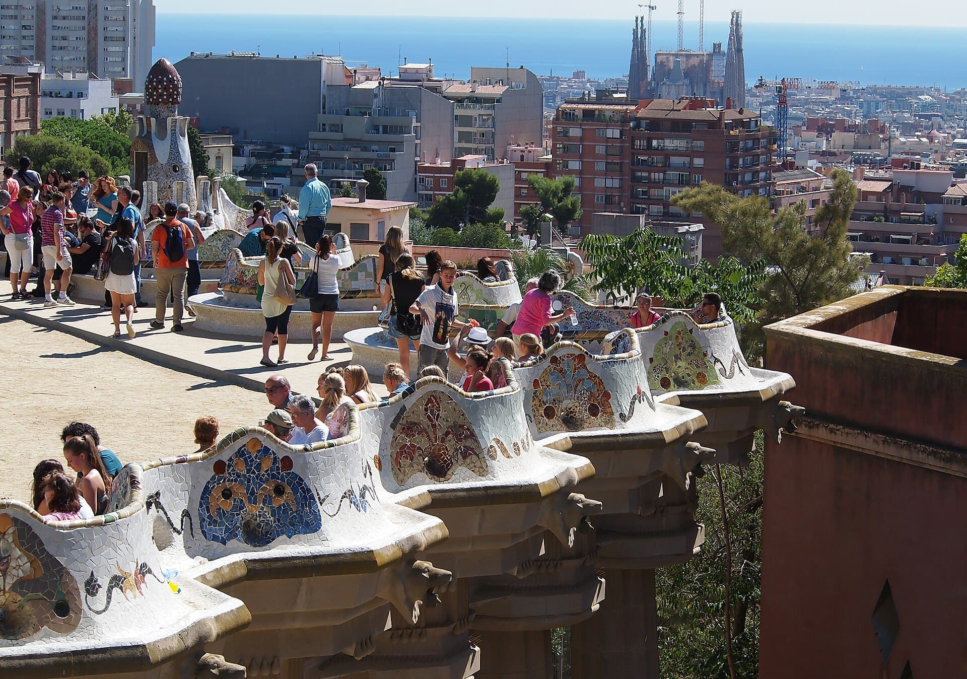 Park Güell'den Barselona'nın ve Sagrada Família'nın görünümü